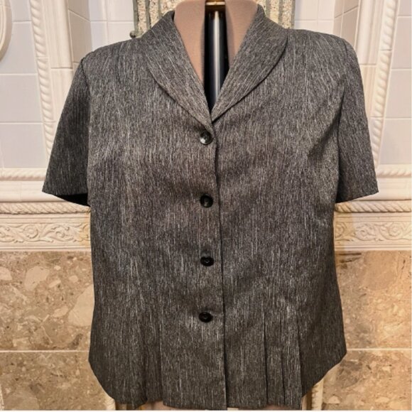 Danny & Nicole. Size 18W. Gray Short Sleeve Lightweight Shacket. Pleated. B1 - Picture 2 of 7